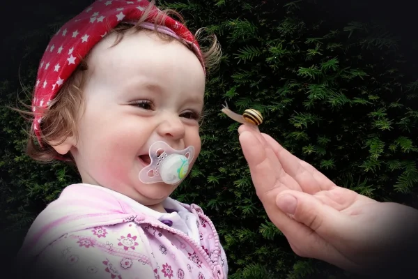 infant, small child, laugh, pleasure, snail, dummy, enjoyment of life, girl, little girl, nature, yuck, oops, frighten,