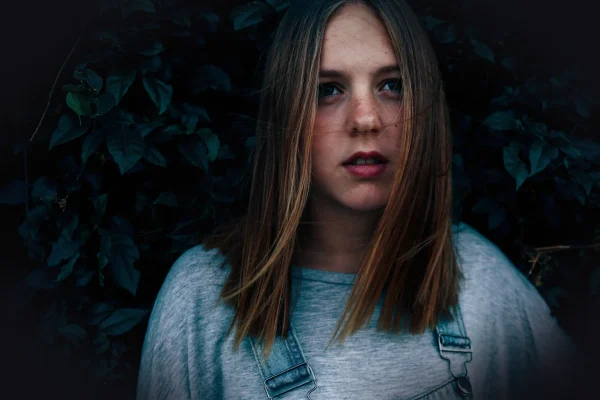 woman wearing gray crew-neck t-shirt
