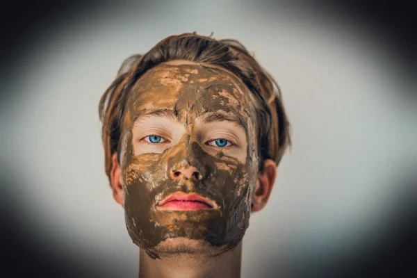 shallow focus photography of men's muddy face