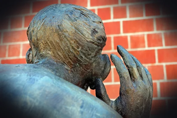 sculpture, bronze, the listening, listen to, to listen, spy on, figure, man, from the rear, art, artwork, college of mus