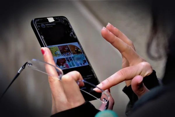 smartphone, facebook, hands, touch, internet, app, social media, touchscreen, girl, social media, social media, social m