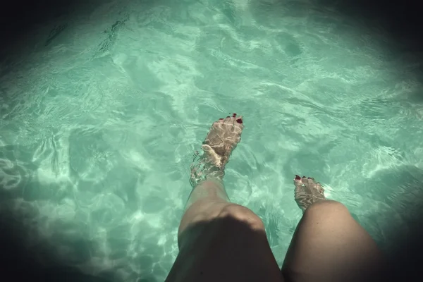 pool, dip, feet, refresh, bathe, blue, body, bright, cool, cruise, day, enjoyment, summer, sunny, relax, lifestyle, vaca