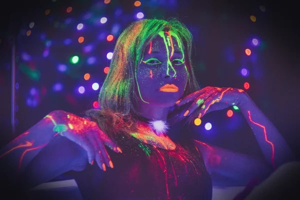 glow in the dark paint in the dark, neon, neon light, artistically, shadow, lamp, lighting, art, hipster, disco, photosh