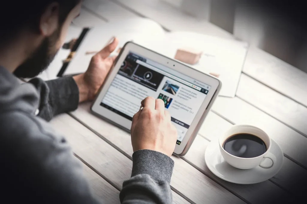 man, reading, touchscreen, coffee cup, blog, digital, tablet, working, screen, touching, touch, samsung, stylus, pen, technol